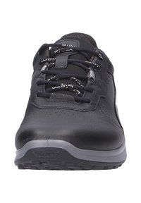 Scarpa sportiva nera in pelle con dettagli in rete, punta arrotondata, lacci testurizzati e suola in gomma con motivo di trazione.