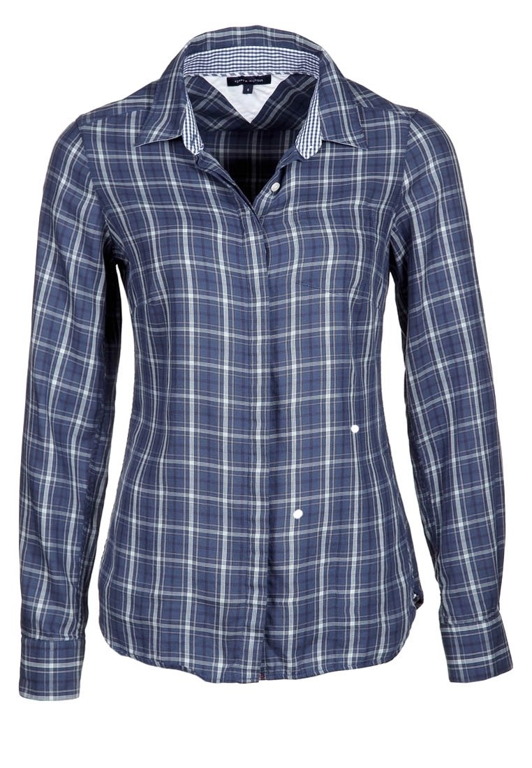 Camicia button-up a quadri blu navy con maniche lunghe, dotata di colletto a scacchi e vestibilità slim. Il materiale sembra leggero e traspirante.
