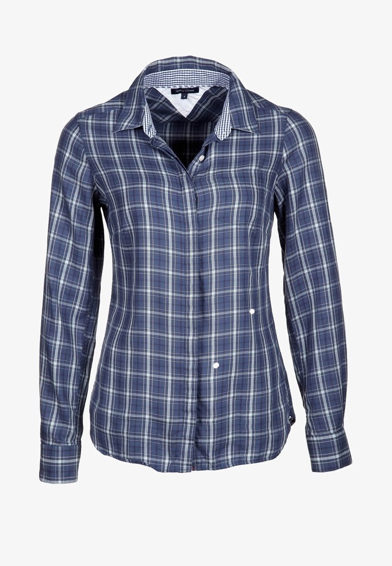 Camicia button-up a quadri blu navy con maniche lunghe, dotata di colletto a scacchi e vestibilità slim. Il materiale sembra leggero e traspirante.