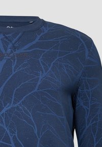 Marineblaues Sweatshirt mit Rundhalsausschnitt, das ein tonal gehaltenes Astmuster zeigt. Weiche Textur mit geripptem Kragen und bedrucktem Logo auf der Brust.