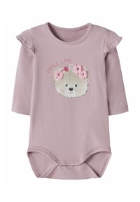 Lilafarbener Langarm-Body mit Rüschenschultern, versehen mit einem Bärenkopf-Graphic und floralen Akzenten, mit Druckknopfverschluss an der Unterseite.