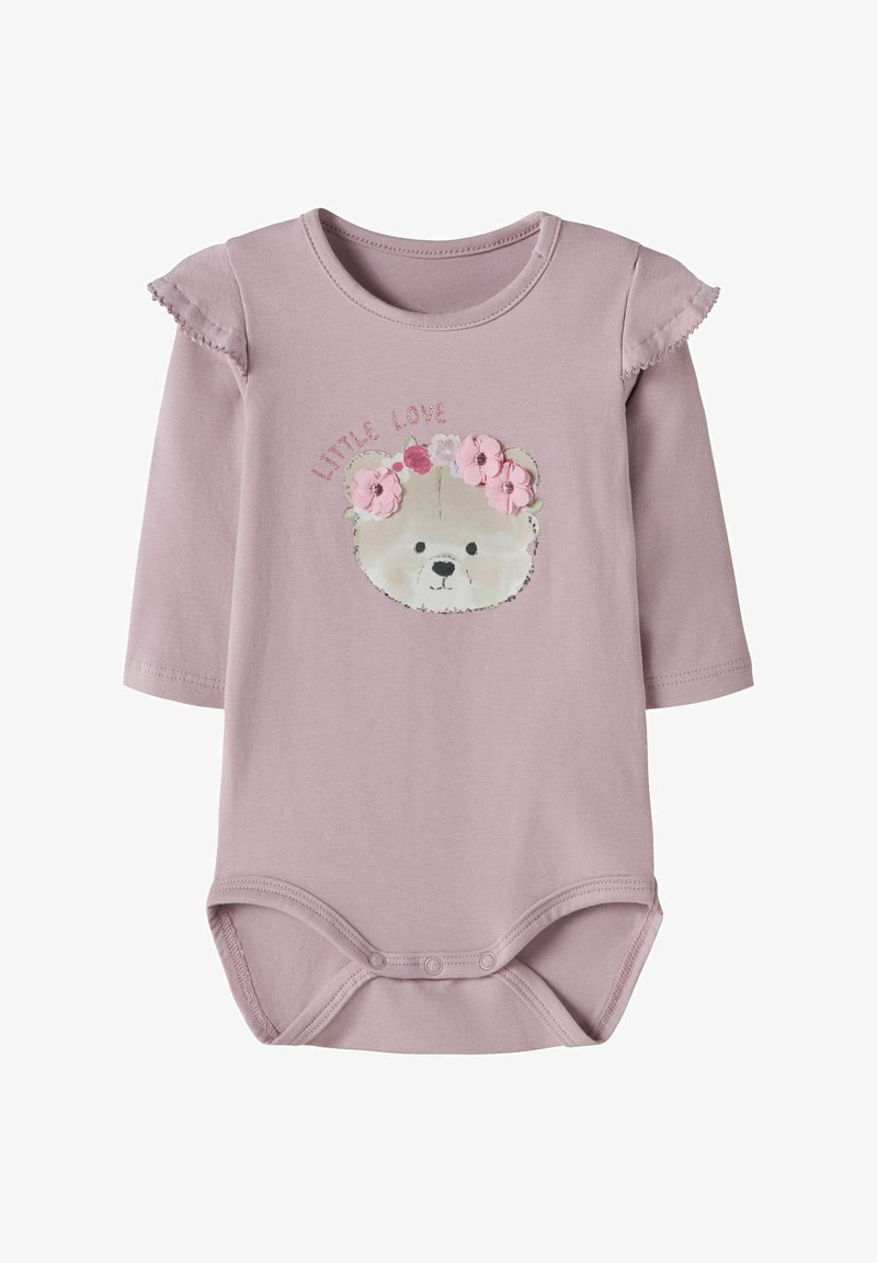 Lilafarbener Langarm-Body mit Rüschenschultern, versehen mit einem Bärenkopf-Graphic und floralen Akzenten, mit Druckknopfverschluss an der Unterseite.