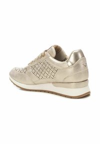 Zapatillas metálicas doradas con diseño perforado, textura suave, cierre con cordones y suela blanca. Presenta un cuello acolchado y acentos en contraste.