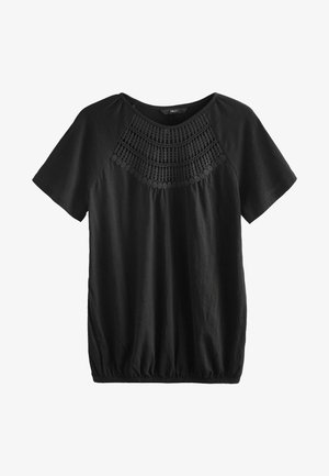 Top negru cu mânecă scurtă, având detalii din dantelă texturată pe piept și un tiv elastic strâns pentru o siluetă ajustată.