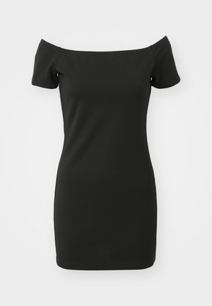 Czarna sukienka na ramiączkach wykonana z elastycznego materiału, z krótkimi rękawami i dopasowaną sylwetką. Gładka faktura bez wzorów.