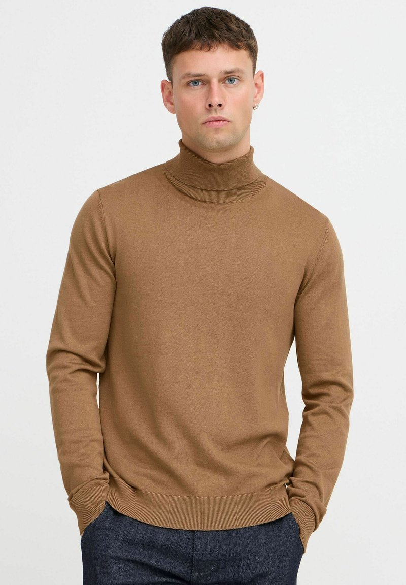 Jersey de cuello alto marrón en un tejido de punto suave, diseño ajustado, con puños y dobladillo acanalados, con mangas largas y un cuello alto.