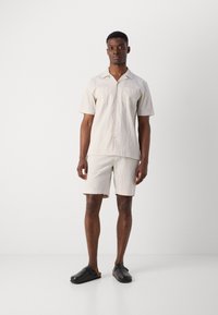 Lindbergh SHIRT SET - Shorts - light stone