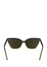 Ochelari de soare cu formă de ochi de pisică, având un cadru de culoare gri închis care trece spre verde măsliniu. Lentile întunecate și accente din metal sunt prezente.