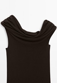 Braunes ärmelloses Kleid mit einem drapierten Wasserfall-Ausschnitt. Der Stoff wirkt glatt mit einer weichen Textur und präsentiert eine minimalistische Ästhetik.