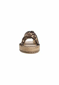 Sandales espadrilles à imprimé léopard avec une semelle en jute tissée, des coutures noires et un design ouvert à l'avant. Talon plat pour un usage décontracté.