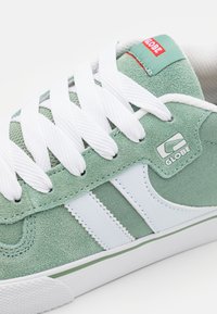 Globe ENCORE 2 - Sapatilhas - jade green/white