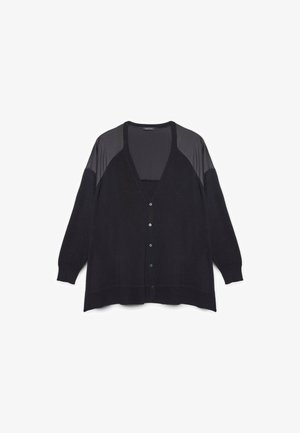 Cardigan nero con scollo a V, chiusura con bottoni e maniche lunghe. Presenta dettagli a pannelli neri a contrasto sulle spalle e una texture morbida.