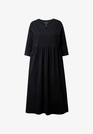 Robe noire en tissu doux, avec un décolleté en V, des manches trois-quarts et une taille froncée, créant une silhouette fluide.