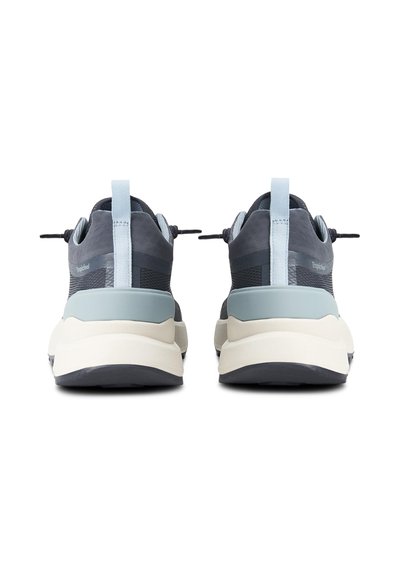 Mörkgrå och ljusblå sportskor med överdel i mesh, elastiska snören och en tjock, kontrasterande vit sula.