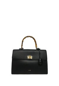 Borsa in pelle nera con un design strutturato, manico in bambù, accessori dorati e un dettaglio del logo nella parte inferiore. Texture liscia.