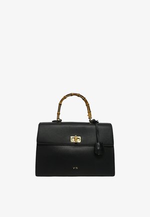 Borsa in pelle nera con un design strutturato, manico in bambù, accessori dorati e un dettaglio del logo nella parte inferiore. Texture liscia.