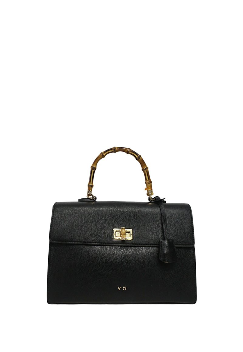 Borsa in pelle nera con un design strutturato, manico in bambù, accessori dorati e un dettaglio del logo nella parte inferiore. Texture liscia.