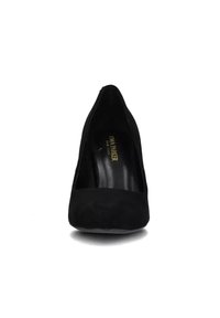 Scarpa con tacco alto punta affusolata in suede nero, rivolta in avanti, con il marchio dorato "Tima Parker New York" stampato all'interno della soletta.