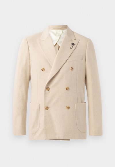Beige Doppelreiher-Blazer aus Wollmischung mit zwei Fronttaschen, cremefarbener Fütterung, braunen Knöpfen und einer schwarzen Blumenstecknadel als Akzent.