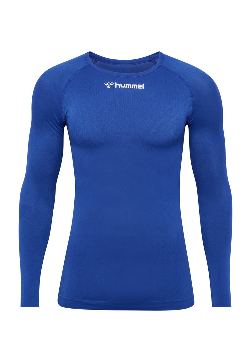 Blaue langärmlige Sportshirt aus dehnbarem Material; mit Rundhalsausschnitt und einem weißen Logo auf der Brust. Glatte Textur.