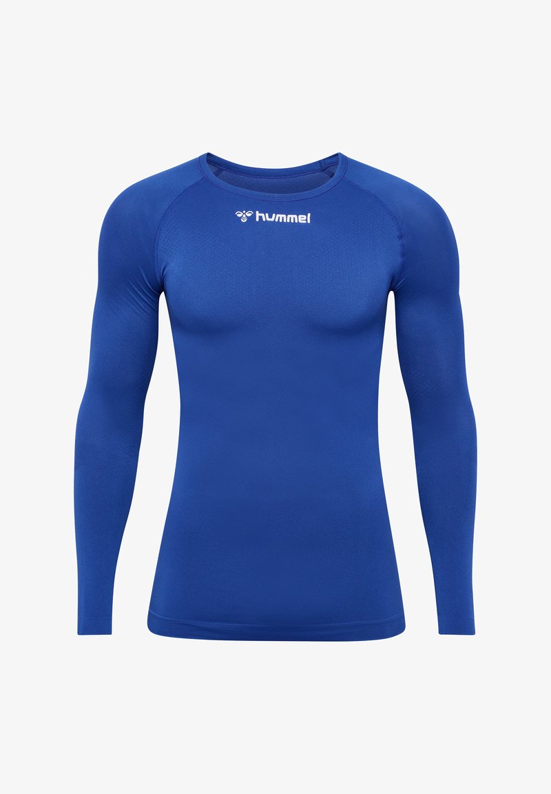 Blaue langärmlige Sportshirt aus dehnbarem Material; mit Rundhalsausschnitt und einem weißen Logo auf der Brust. Glatte Textur.