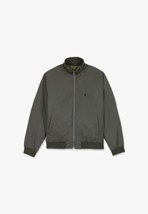 Olivovozelená bomber bunda so zipsom vpredu, rebrovanými manžetami a spodným lemom. Obsahuje bočné vrecká a malú nášivku na hrudi. Hladká textúra.