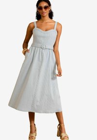 REGULAR FIT -   MIDI . - Rochie din denim - blue stripe