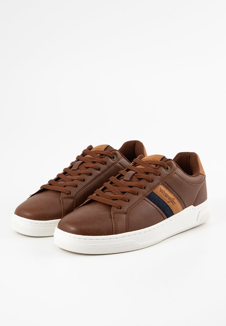 Zapatillas de piel sintética marrón con una suela de goma blanca, que cuentan con cordones marrones y una franja azul marino con un acento de logo.