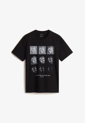 Zwart Vans T-shirt met een raster van negen grijswaarden klassieke beeldhouwwerkhoofdafbeeldingen, vervagend van duidelijk naar vaag, met tekst onder het raster.