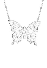 Söljfärgad fjärils halsband med intrikat geometriskt utskärningsmönster, utrustat med en delikat kedja och polerad yta.