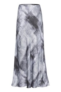 Saia longa e fluida feita de um tecido suave, apresentando um padrão abstrato em tons de cinza e preto. A bainha é ligeiramente alargada para permitir movimento.