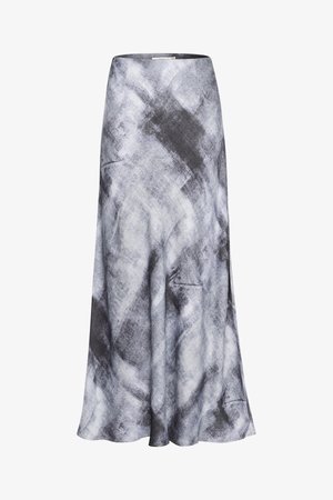 Pikk, voolav seelik pehmest kangast, millel on abstraktne muster halli ja musta tooni. Heljoon on kergelt laienev, et võimaldada liikumist.