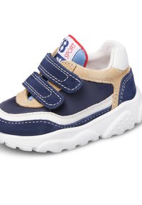 Navy modré tenisky s suchým zipem, vyrobené z semišových a síťovinových materiálů, s bílou podrážkou a modro-červenou značkou na jazyku. Odolný a sportovní design.