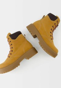 Bershka Stivaletti con plateau - camel
