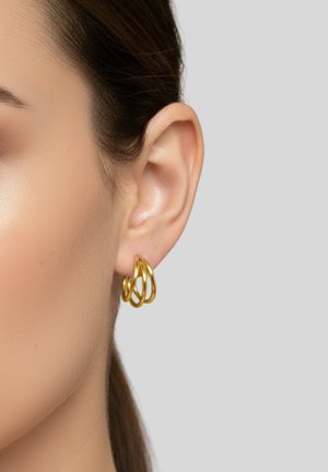 Gouden hoopoorbellen met een draaiend ontwerp en gelaagde lussen, weergegeven tegen een neutrale achtergrond, waardoor hun gepolijste afwerking wordt benadrukt.