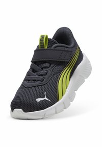 Czarno-szary but sportowy z siateczkową cholewką, paskiem na rzep oraz neonowozielonymi akcentami. Posiada białą gumową podeszwę z wzorami zapewniającymi przyczepność.