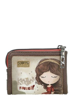 Billetera marrón y beige con cremallera, con una ilustración estilizada de una chica y el texto "Conócete a ti mismo" en el panel frontal.