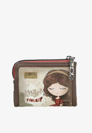 Billetera marrón y beige con cremallera, con una ilustración estilizada de una chica y el texto "Conócete a ti mismo" en el panel frontal.