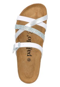 Sandal bianca con tre fasce, caratterizzata da una fascia in argento metallico e una fascia azzurro chiaro texturizzata. Soletta in suede con logo del marchio stampato in nero.