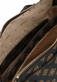 Portafoglio a motivo nero e marrone con zip dorata, numerosi scomparti e un esterno testurizzato che presenta il logo del marchio in tutto il suo design.