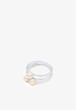 Anneau argenté à double bande avec trois perles crème regroupées sur un fond blanc.