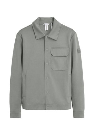 Muška svijetlosiva jakna s drukerima, špicastim ovratnikom, džepom s preklopom na prsima i bočnim džepovima, izrađena od glatkog tkanja.