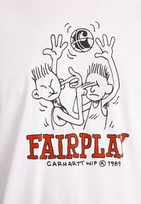 Witte katoenen t-shirt met een zwart cartoon ontwerp van twee personages met stekelige kapsels en de tekst "FAIRPLAY" in vetrood.