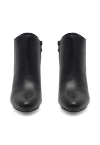 Czarne skórzane botki za kostkę o gładkim wykończeniu, zaokrąglonym nosku i bocznymi zamkami błyskawicznymi ułatwiającymi zakładanie. Brak widocznych wzorów lub akcentów.