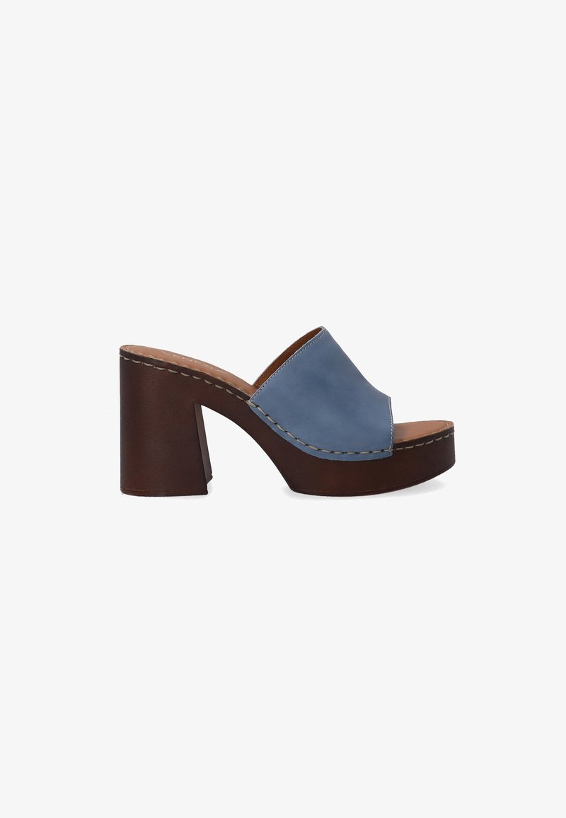 Blauwe leren slidersandalen met een brede band en een gestapelde bruine blokhak, met zichtbare stiksels langs de randen.