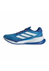 Chaussures de sport bleues avec une tige texturée, logo trois bandes blanches, accents rouges et une semelle blanche et marine rembourrée.