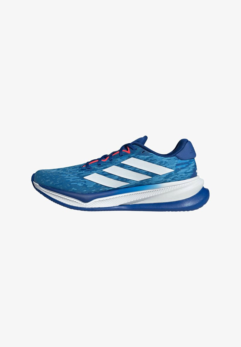 Chaussures de sport bleues avec une tige texturée, logo trois bandes blanches, accents rouges et une semelle blanche et marine rembourrée.