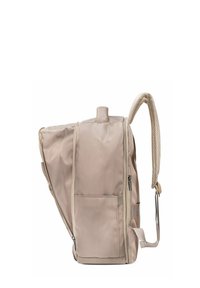 Beżowy plecak z materiału, z teksturowanym paskiem, boczną kieszenią i zapięciem na zamek. Gładkie wykończenie z wyraźnie zarysowanym kształtem.