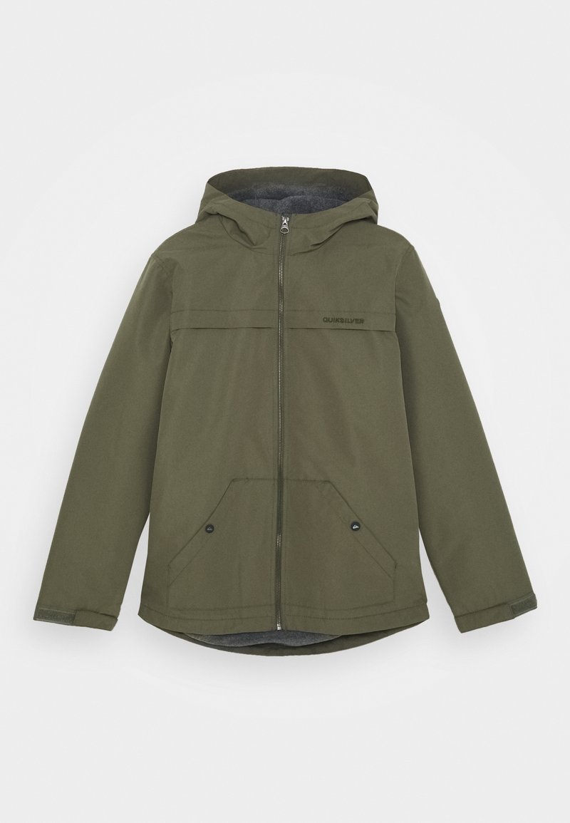 Veste vert olive avec fermeture éclair devant, capuche, deux poches avant et une doublure intérieure douce grise. Comprend un panneau horizontal sur la poitrine.