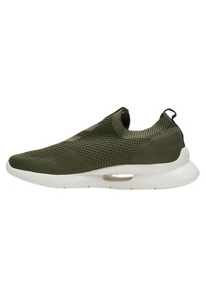 Instap olijfgroene gebreide sneaker met witte zool en trekkoord aan de achterkant, ontworpen voor lichtgewicht comfort en ademend vermogen.